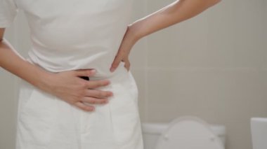 Kabızlık ve ishal banyoda. Acı çeken bir kadın karın ağrısı çekiyor. kolon iltihabı sorunu, zehirli besin, karın ağrısı, karın ağrısı, tuvalette kabızlık, mide ağrısı, hijyen