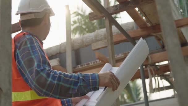 Інспектор Або Інженер Перевіряє Будівництво Забезпечення Якості Нового Будинку Допомогою — стокове відео