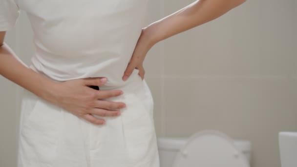 Estreñimiento Diarrea Baño Mujer Herida Toca Vientre Dolor Estómago Doloroso — Vídeos de Stock