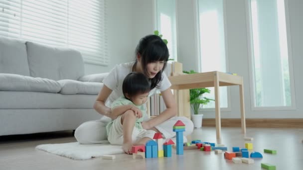 Ευτυχισμένη Ασία Μητέρα Παίζουν Και Μάθουν Μπλοκ Παιχνιδιών Κοριτσάκι Αστεία — Αρχείο Βίντεο