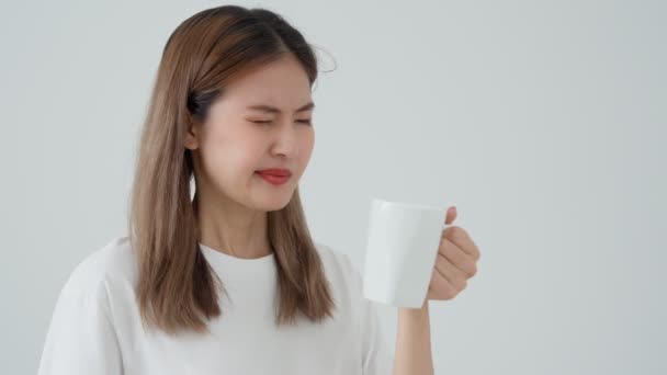 Asiatisk Kvinna Känner Känsliga Tänder Efter Att Druckit Varmt Hona — Stockvideo