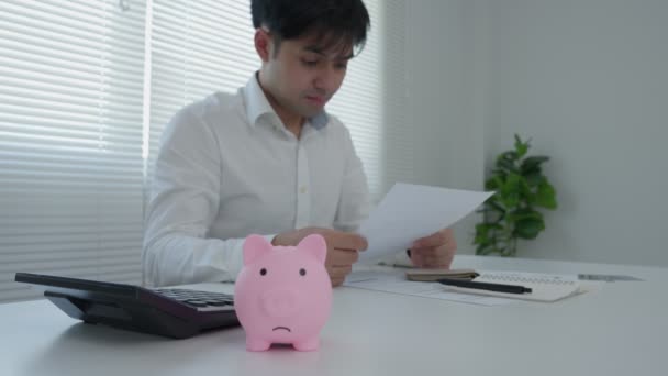 Стресс Головная Боль Азиатский Человек Большими Счетами Счетами Денег Оплатить — стоковое видео