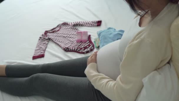 Moeder Vouwt Babykleertjes Zich Voor Bereiden Aanstaande Baby Een Zwangere — Stockvideo