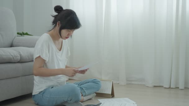 Стрессовая Головная Боль Азиатская Женщина Большими Счетами Счетами Денег Оплатить — стоковое видео