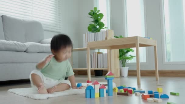 Ευτυχισμένη Ασία Παιδιά Παίζουν Και Μάθουν Μπλοκ Παιχνιδιών Μικρό Κορίτσι — Αρχείο Βίντεο