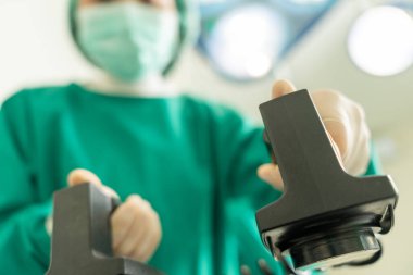 Ambulansta acil durum. Defibrilatör, Yoğun bakım, AED, elektro darbe terapisi, acil servis, canlandırma, kalp krizi, tehlike, kalp, kardiyoloji, hasta...