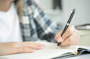 Öğrenci, sol elini kullan, ilham, yazar, yazma, yaratıcı, hayal gücü için yaratıcılık, dizüstü bilgisayara fikirler yazmak, liste yapmak, iyi düşünme işi, gazeteci, stil, rüya resmi, rahatla, tasarımcı