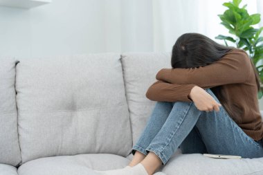 Mutsuz Asyalı kadın kız hayal kırıklığına uğradı, evde yalnız başına yaşanan sorunlara üzüldü, kendini yalnız hissetti, strese girdi, kötü bir ilişki yaşadı, ayrıldı, boşandı, kafası karıştı, depresyon geçirdi, zihinsel sağlık, yalnızlık.