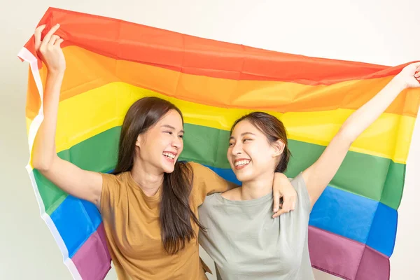 Grupo Lgbt Casais Lésbicas Bonitas Sorriem Brilhantemente Cobrem Bandeiras Arco — Fotografia de Stock