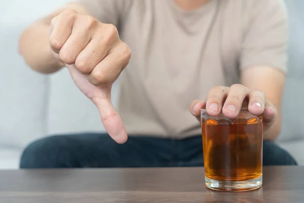 Adam Hayır Demeyi Reddediyor Alkollü Viski Içmekten Kaçınıyor Işareti Yapan — Stok fotoğraf