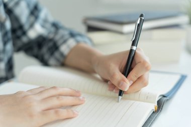 Öğrenci, sol elini kullan, ilham, yazar, yazma, yaratıcı, hayal gücü için yaratıcılık, dizüstü bilgisayara fikirler yazmak, liste yapmak, iyi düşünme işi, gazeteci, stil, rüya resmi, rahatla, tasarımcı