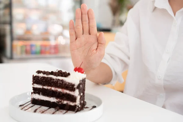 Female Healthy Confuse Chocolate Cake Woman Restaurant Achieves Weight Loss — Stock Photo, Image