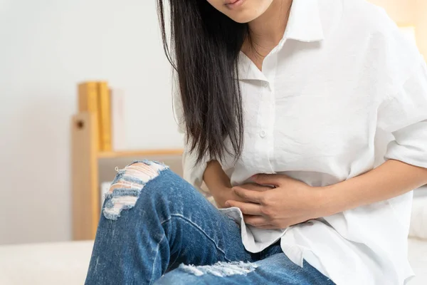 肚子痛亚洲妇女有腹痛 消化不良 扁平化 结肠癌 食物中毒 — 图库照片