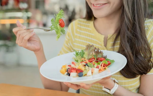 Diät Diät Schöne Frau Essen Salat Zur Gewichtsabnahme Schlank Gute — Stockfoto