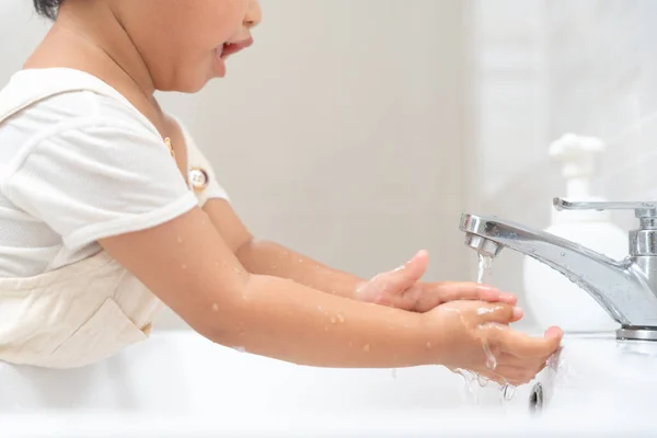 Anak Kecil Tangan Mencuci Dengan Gelembung Sabun Dan Bilas Dengan — Stok Foto
