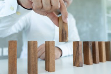 Domino 'yu elleri olan sigorta korur. Eller domino taşlarının düşmesini önler. İşletmeleri önlemek için iş risk kontrolü, plan ve stratejiler. Yatırımlar, sağlık giderleri, kira, aile bakımı.