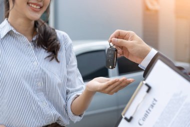 Kira, kiralık araba, satış, alım. Satış şirketi, sözleşme ve araba anahtarlarını imzalaması için yeni sahibine gönderir. Satışlar, kredi kredisi finans, kira aracı, sigorta, kiralama, satıcı, satıcı, taksit, araba bakımı işi