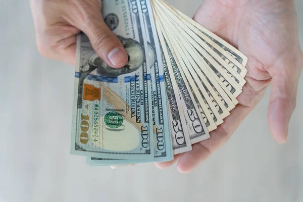 ABD Doları, Birleşik Krallık 'ın devlet insanlarını değiştirmek, satın almak, satmak, biriktirmek ve yatırım yapmak için kullanılan para birimidir..