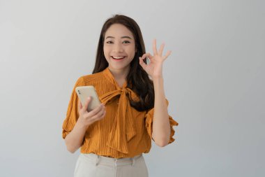 Çalışan kadın, iş kıyafetleri içinde gülümseyen Asyalı kız portresi cep telefonu, serbest çalışma alanı, araştırma alanı, kopya alanı, mutlu neşeli iş, pozitif enerji, iş planı, kadın yönetici