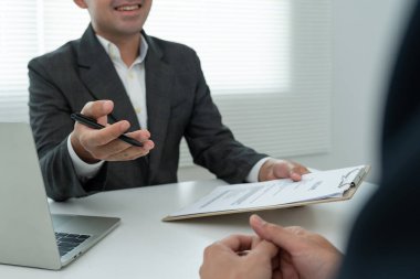 Yöneticiler iş başvurusu belgelerini kabul eder ve iş başvurularını okurlar. Şirket insan bulmak için internetten boş kadro yayınlıyor. İnsan kaynakları, röportajlar, mektuplar, yetkinlik.