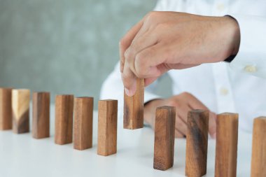 Domino 'yu elleri olan sigorta korur. Eller domino taşlarının düşmesini önler. İşletmeleri önlemek için iş risk kontrolü, plan ve stratejiler. Yatırımlar, sağlık giderleri, kira, aile bakımı.