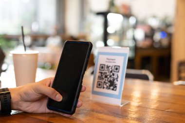 Kafe restoranındaki sipariş menüsünü taramak için akıllı telefonu kullanıyor. Menüyü ve siparişi seçin ve indirimi toplayın. E cüzdan, teknoloji, online ödeme, kredi kartı, banka uygulaması.
