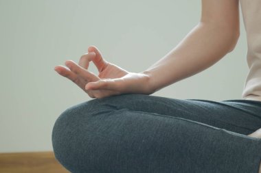 Evde meditasyon yapan bir kadın. Sabahları egzersiz yapan Asyalı bir kadın. denge, dinlenme, rahatlama, sakinlik, sağlık, mutluluk, rahatlama, sağlıklı yaşam tarzı, stresi azaltma, huzur, tutum.