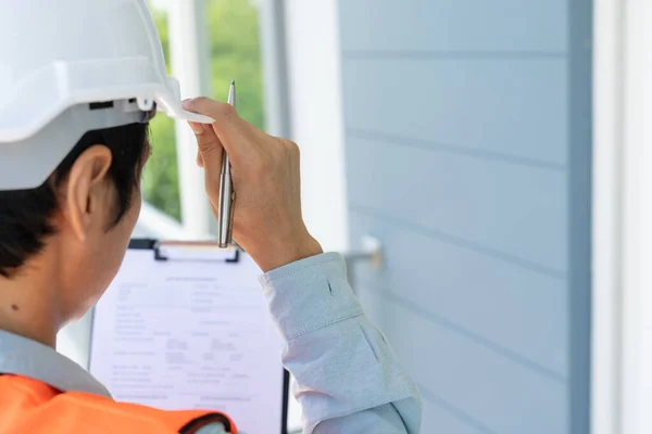Inspector Engineer Inspecting Construction Quality Assurance New House Using Checklist — Stok fotoğraf