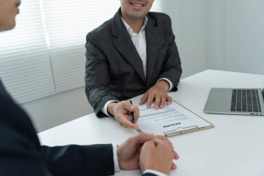 Yöneticiler iş başvurusu belgelerini kabul eder ve iş başvurularını okurlar. Şirket insan bulmak için internetten boş kadro yayınlıyor. İnsan kaynakları, röportajlar, mektuplar, yetkinlik.