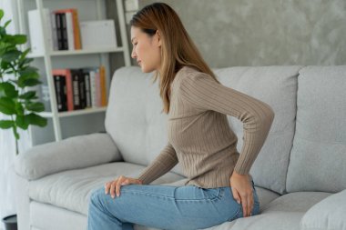 Asyalı kadın el poposunu tutuyor çünkü karın ağrısı ve hemoroit, sağlık, kabızlık, anatomik, ağrı, karın ağrısı, bağırsak sorunu, kanlı ishal, mide ağrısı var.
