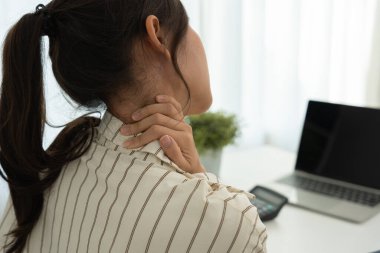 Ofis sendromları, iş nedeniyle boyun ağrısına masaj yapan kadın ve bilgisayar kullanımı, boyun ağrısı ve omuz ağrısı semptomlarının dijital bileşimi, yaralanmalar, sağlık hizmetleri, tıbbi, miyozit