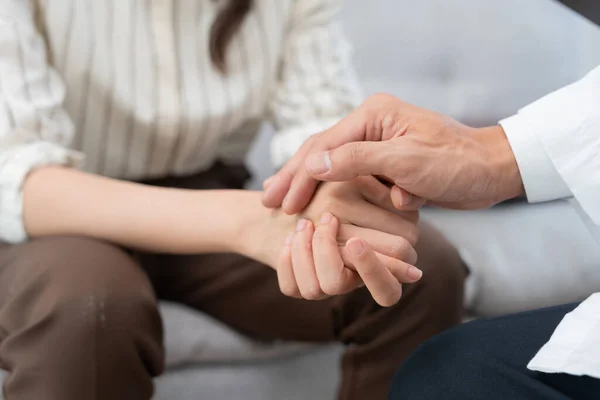 精神科医生在讨论家庭问题时 相互牵手支持 医生鼓励和同情患抑郁症的妇女 心理上的 节省离婚 手牵手 — 图库照片