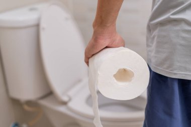 Kabızlık ve ishal banyoda. Yaralı adam karnına dokunuyor. Karın ağrısı. kolon iltihabı sorunu, zehirli besin, karın ağrısı, karın ağrısı, tuvalette kabızlık, mide ağrısı, hijyen...