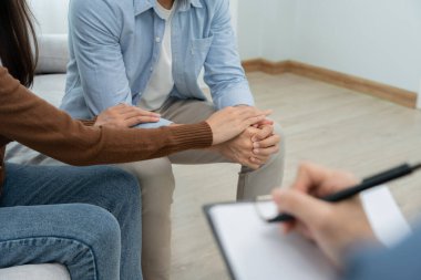 Psikiyatristlerle aile meselelerini tartışırken çiftler el ele tutuşuyorlar. Koca cesaretlendirir ve empati eşi depresyona girer. Psikolojik, boşanmayı kaydet, el ele, güven, ilgi