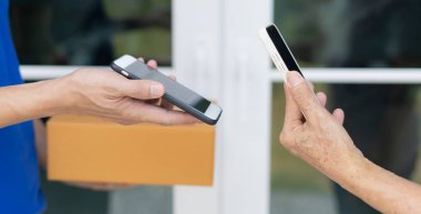 Kadın yiyecek parası için QR kodunu tarıyor. Teslimatçı ekspres teslimat gönderdi. Çevrimiçi dükkan, kağıt konteynır, paket servis, paket, elektronik para, dijital transfer