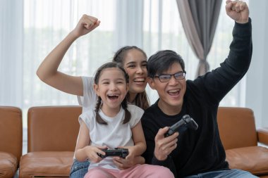 Aile için yeni bir ev. Tatillerde birlikte oyun oynarız. Ebeveynler ve çocuklar boş zamanlarında faaliyet gösteriyorlar. Hafta sonu, eğlence, mutlu aile, birliktelik, iyi hisset, dinlenme.