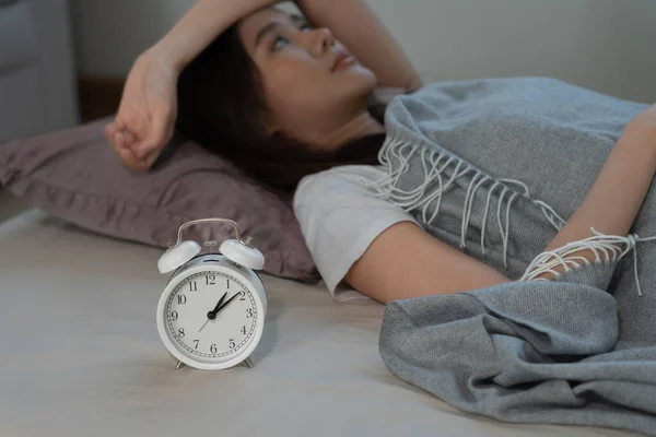 Wanita Asia Tempat Tidur Terlambat Mencoba Untuk Tidur Menderita Insomnia — Stok Foto