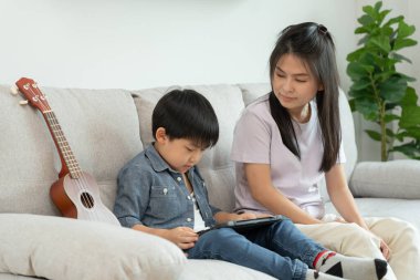 Mutlu bekar anne oğluma bakıyor ve müzik yapmak için tablet kullanıyor. Aile evde mutlu ve heyecanlı. Anne ve oğul birlikte vakit geçiriyorlar, iyi anne, bağımlılık düzeltiliyor, idare ediliyor, terfi ettiriliyor.