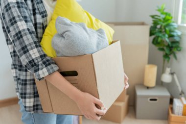 Taşınmak, taşınmak. Toplu kadın kutusunda yeni apartman malzemeleri vardı. Odanın içinde kişisel eşyalar ve mobilyalar olan bir karton kutu vardı. Daireye taşın.