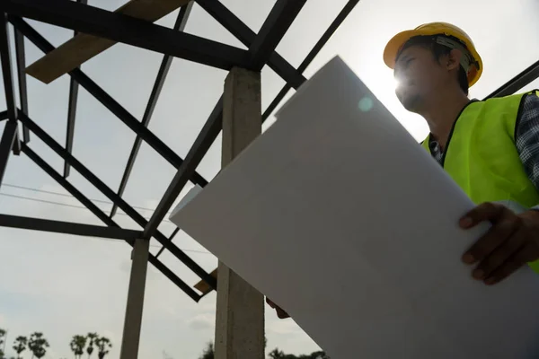 Inspector Ingeniero Está Inspeccionando Construcción Garantía Calidad Nueva Casa Utilizando —  Fotos de Stock