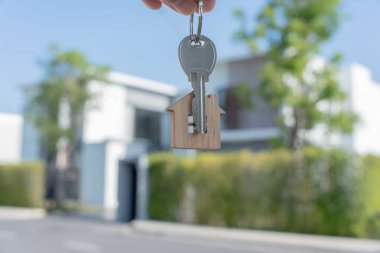 Kira, kiralama ve ev satma. Emlakçı menajeri yeni sahibine gülümsüyor. kira, satış, kredi finans, sigorta, satıcı, dağıtıcı, taksit, satın alma, satma, taşınma