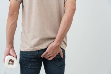 Erkek el poposunu tutuyor çünkü karın ağrısı ve hemoroit, sağlık, kabızlık, anatomik, ağrı, karın, bağırsak sorunu, kanlı ishal, mide ağrısı, kanser...