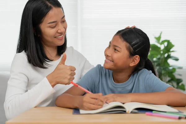 Mãe Ensinando Lição Para Filha Menina Jovem Asiática Aprender Casa — Fotografia de Stock