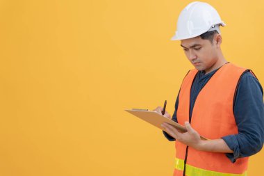 Mühendis arka planda güvenlik kilidi takıyor. Denetleme listesi, mühendislik projesi denetim sorumluluğu. Hizmet, endüstri, inşaat mühendisi, irtibat, mimar, kalite güvencesi