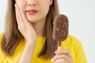 Asyalı kadınlar dondurma yedikten sonra hassas dişler hisseder, dişleri çürür, çürüme problemleri, diş bakımı, diş çekilmesi, çürüme problemi, kötü nefes alma problemi, Gingival durgunluk, ağız sağlığı eğitimi
