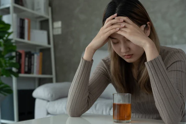Deprimido Joven Mujer Asiática Adicta Sintiéndose Mal Beber Whisky Solo — Foto de Stock