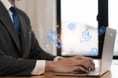 İş adamı internete bağlanmak için dizüstü bilgisayar kullanıyor ve dünyanın dört bir yanından gelen bilgiler satış verileri ve ekonomik büyümenin analizine gidiyor. İş stratejisi, dijital piyasa. finans, pazarlama, e-ticaret