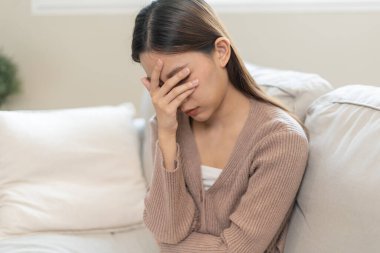 Depresyon ve akıl hastalığı. Asyalı kadın kötü haber aldıktan sonra hayal kırıklığına uğradı, üzüldü. Stresli kız mutsuz problemlerle kafası karışık, erkek arkadaşıyla tartışıyor, ağlıyor ve beklenmedik hamilelik için endişeleniyor..