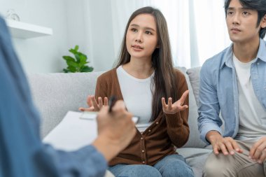 Psikiyatristlerle aile meselelerini tartışırken çift destek oluyor. Koca cesaretlendirir ve empati eşi depresyona girer. psikolojik, boşanma, güven, bakım, işyeri ve sağlık sorunları.