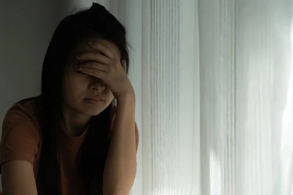 Mujer Asiática Infeliz Chica Decepcionada Triste Por Problema Casa Sola —  Fotos de Stock
